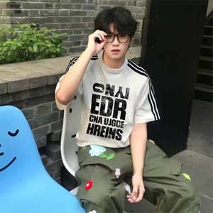 抖音得物品质二开240克宽松纯棉美式潮牌印花三条杠中性风短袖T恤图片