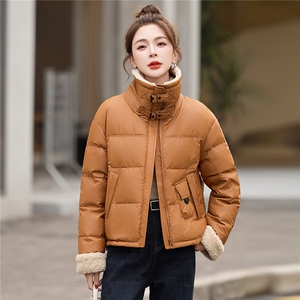时尚羊羔毛翻领PU皮短款羽绒服女2025冬季新款宽松保暖白鸭绒外套图片