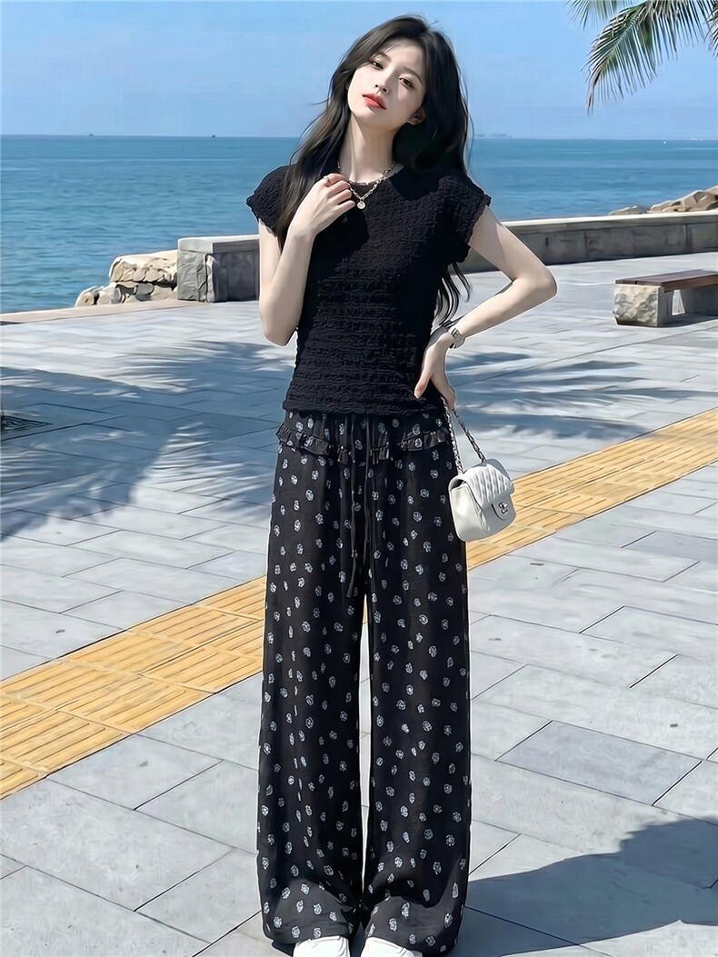 盐系穿搭时尚套装女夏款黑色短袖上衣花朵印花木耳边屁帘裤两件套,女装套装/套裙,江南