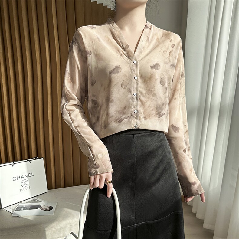 印花开衫2025年春季单排多扣长袖气质百搭衬衫，女装衬衫，朝贺羊绒