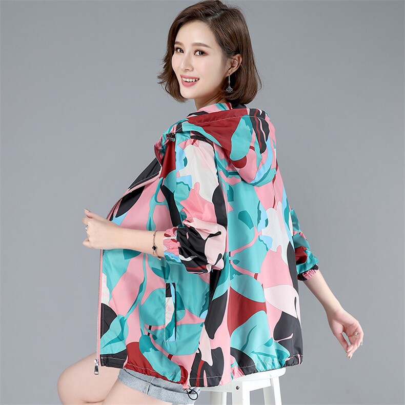 2022年夏季抽象图案薄款宽松型连帽长袖拉链防晒服外套，女装防晒衣，依倍林