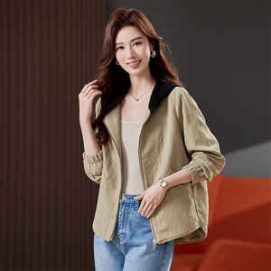 大码连帽短外套女2025春秋新款时尚中年妈妈宽松休闲减龄夹克上衣图片