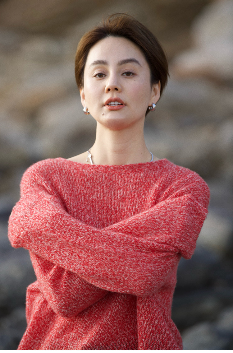 2024秋冬新款77%山羊绒女士白厂丝花纱红圆领羊绒衫,女装羊绒衫,澳霖羊绒