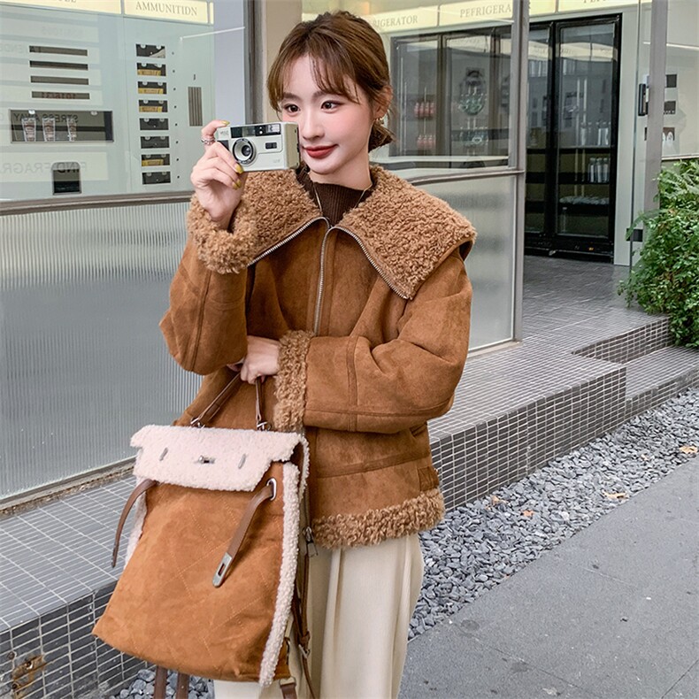 2024年冬季新款大翻领仿羊羔毛宽松短款三角扣皮毛一体外套，女装羊羔毛/颗粒绒，冬木谷雨