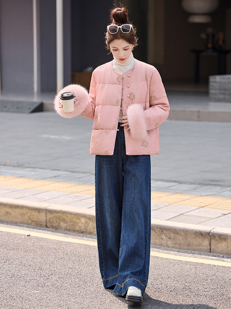 现货。2025年潮冬季真狐狸毛重工刺绣钉珠短款新中式羽绒服新款,女装羽绒服,艾仟回(原伊仟回)