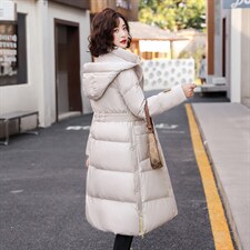 可脱卸帽白鸭绒外套2021冬季新款中长款过膝羽绒服收腰加厚保暖潮，女装羽绒服，素月