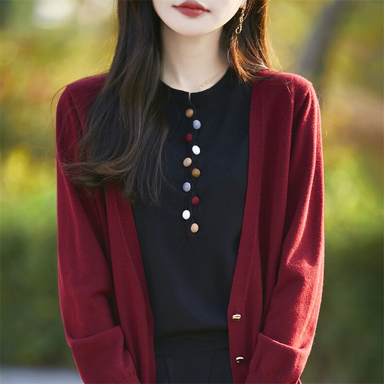 拼色假两件精纺羊毛衫女圆领彩扣针织毛衣秋冬时尚宽松显瘦打底衫图片