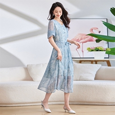 2025年春夏V领极简风中长款短袖印花收腰连衣裙，女装连衣裙，雅之冉羊绒
