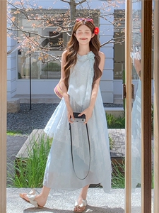 法式蕾丝挂脖连衣裙2026新款夏季高级气质立体花朵长裙宽松显瘦图片
