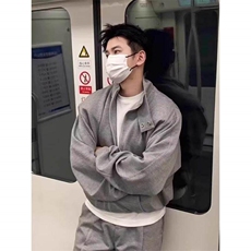 黑色