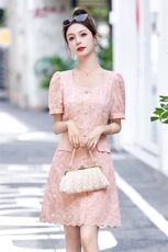 粉色小香风蕾丝连衣裙女2024夏季新款小个子方领甜美气质收腰短裙，女装连衣裙，布芭啦