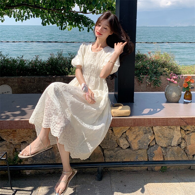 白色蕾丝刺绣泡泡袖连衣裙女夏季2025新款法式压褶收腰显瘦长裙潮,女装连衣裙,莘蕾