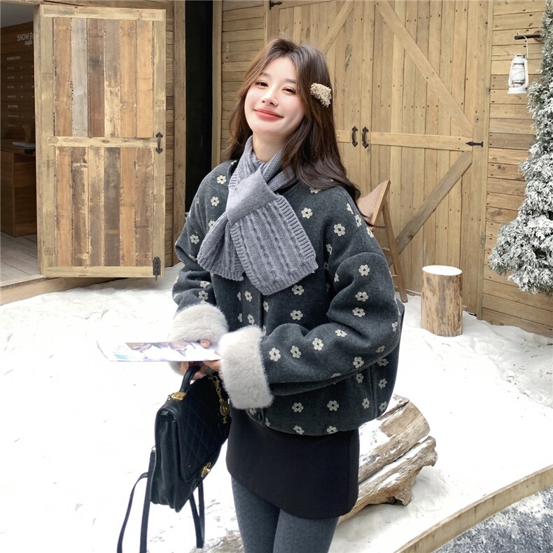 韩版花苞服细毛呢碎花印花带围巾毛绒内里外套，女装短外套，茵姿媚