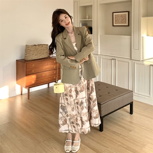 韩剧女主穿搭套装女春秋2025新款西装外套配吊带碎花连衣裙两件套图片