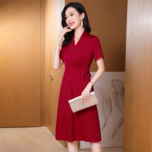 红色重磅真丝连衣裙女夏2025新款收腰显瘦高端缎面中长桑蚕丝裙子图片