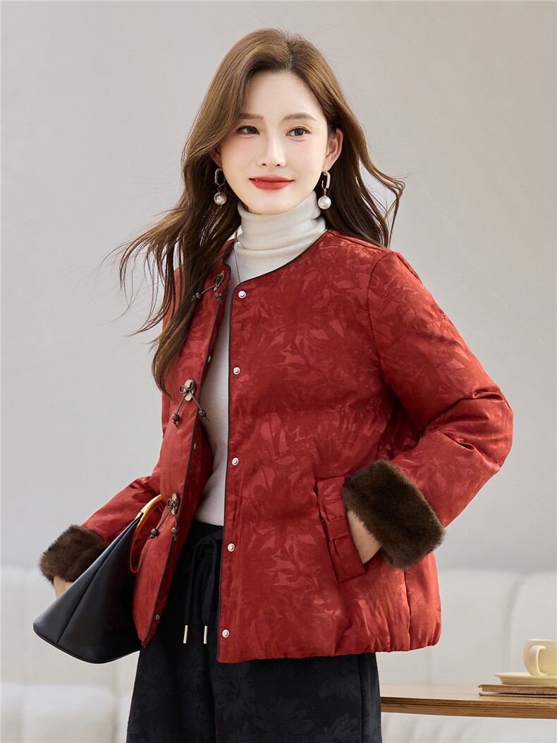 现货2025年冬季新款中式白鸭绒羽绒服女复古风提花毛领袖外套上衣,女装羽绒服,璐依舞