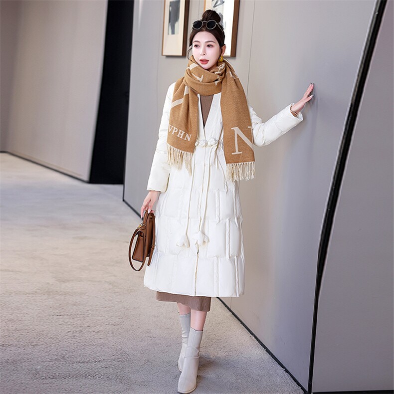 2024年冬季新款时尚设计感显瘦A型长款过膝V领复古盘扣羽绒服,女装羽绒服,火爆靓佳人