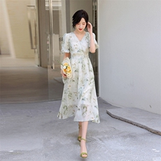 新中式印花V领连衣裙女2024夏季新款减龄气质A字长裙，女装连衣裙，流量+
