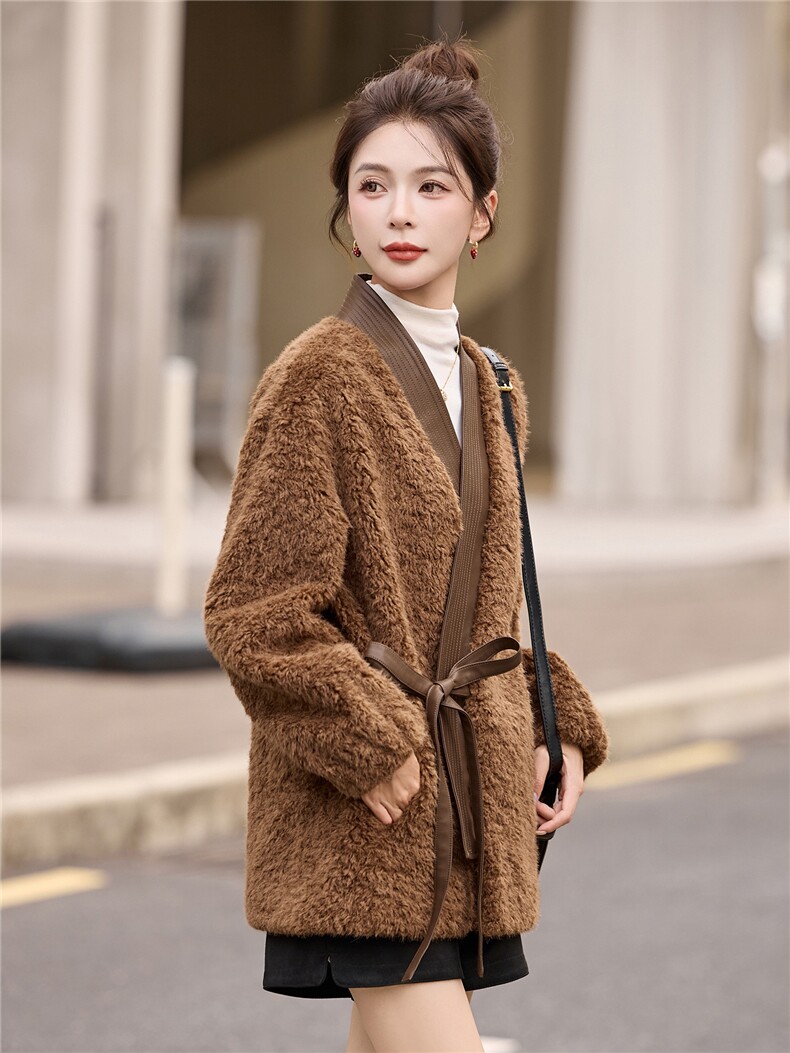 2025年冬季新款现货皮毛拼接时尚潮流淑女型保暖皮毛一体外套,女装皮草,臻衣坊