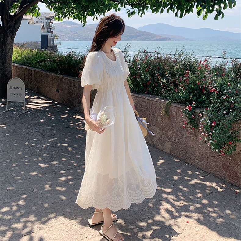 白色蕾丝刺绣泡泡袖连衣裙女夏季2025新款法式压褶收腰显瘦长裙潮,女装连衣裙,莘蕾