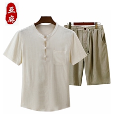 白色上衣+豆绿短裤