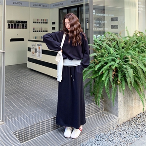 休闲减龄穿搭蓝色露肩卫衣套装女春秋超火好看高级感半身裙两件套图片