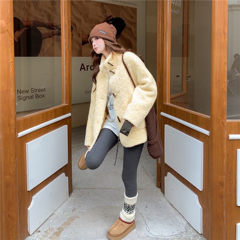 奶黄色牛角扣仿皮毛一体羊羔毛外套女冬季2025新款中长款减龄棉服,女装皮草,2C218