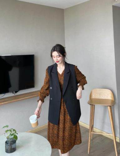 早秋新款8605碎花连衣裙?1801马夹图片