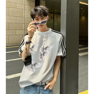 抖音得物品质二开240克宽松纯棉美式潮牌印花三条杠中性风短袖T恤图片