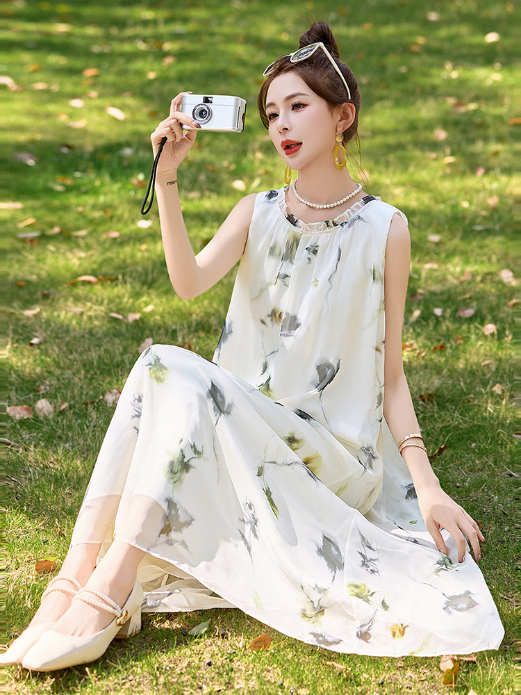 碎花连衣裙女中长款2025夏新款优雅褶皱圆领宽松背心裙子,女装连衣裙,秀美人生