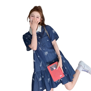 撞色翻领绣花牛仔连衣裙女夏2025新款小个子裙子今年流行爆款漂亮图片