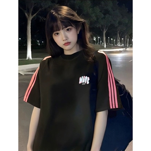 抖音得物品质二开240克宽松纯棉美式潮牌印花三条杠中性风短袖T恤图片