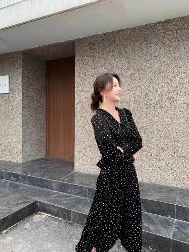 它来了大爱这个波点长裙?小翻领V型的设计·拥有天鹅颈不是问图片