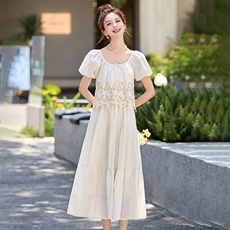 夏季新款时尚洋气蕾丝拼接娃娃领显瘦百搭连衣裙女洋气中长款裙子，女装连衣裙，依多米