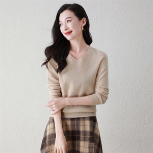 100%纯山羊绒v领羊绒衫女秋冬新款简约纯色松驰感宽松打底上衣图片
