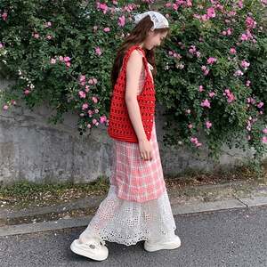 森系田园风红色格纹连衣裙女2025夏季新款超火蕾丝拼接漂亮吊带裙图片