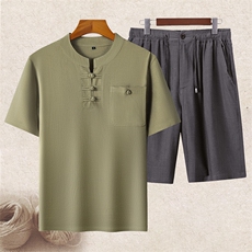 豆绿上衣＋深灰短裤