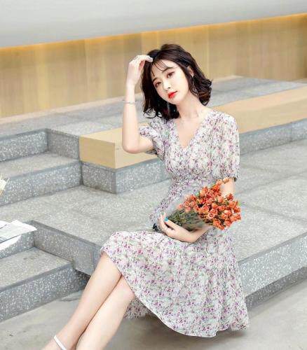 夏季新款韩版雪纺碎花连衣裙，女装连衣裙，时尚靓女孩