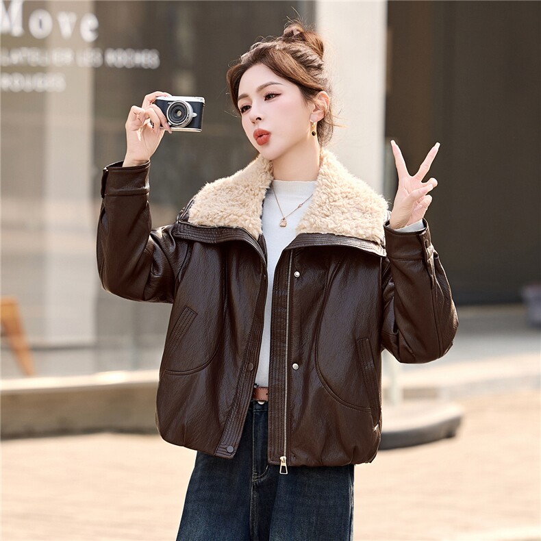 PU皮羽绒服女短款2025年冬季新款时尚大翻领羊羔毛设计感保暖外套,女装羽绒服,拾衣