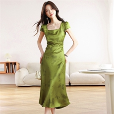 2026夏季新款绿色蝴蝶印花连衣裙方领泡泡袖收腰开叉缎面气质裙，女装连衣裙，艾米