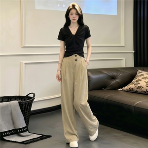 欧韩时尚套装女夏新款黑色V领扭结设计短袖上衣弯刀休闲裤两件套图片