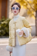 现货2026新中式时尚气质优雅真狐狸毛印花盘扣白鹅绒羽绒服，女装羽绒服，火爆靓佳人