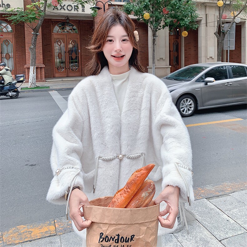 高级感白色新中式盘扣羊羔毛外套女冬季小个子加厚皮草仿貂毛大衣，女装毛呢外套，2C056