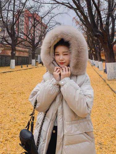冬款新款大狐狸毛领系列长款90绒羽绒服，女装羽绒服，红雀纺