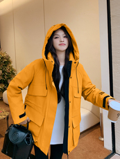 现货已出时尚显瘦黄色羽绒冲锋衣女冬季保暖外套，女装羽绒服，乐吉娜