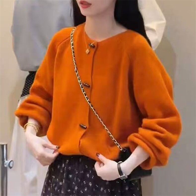 2025年秋季圆领长袖时尚百搭通勤简约休闲橘色牛角扣圆领开衫，女装针织衫/毛衣，萱芳婷羊绒