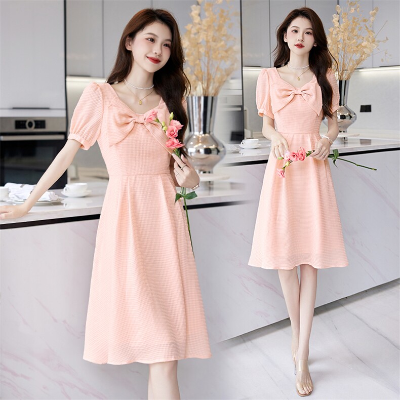 现货2024年夏季韩版方领格纹通勤法式气质蝴蝶结时尚百搭连衣裙，女装连衣裙，时尚俏佳人