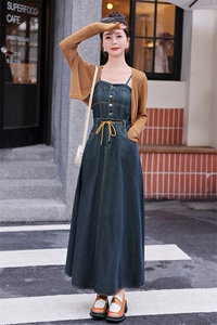 初秋穿搭牛仔吊带连衣裙外搭针织开衫2024新款美拉德长裙两件套装图片