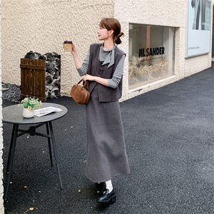 老钱风穿搭灰色马甲套装女秋季2025新款高级感打底衫半身裙三件套图片