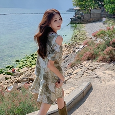 度假风穿搭套装2025年夏季新款露肩上衣裤裙小个子减龄印花两件套，女装套装/套裙，千寻